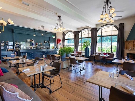 お食事. Escape to Nature from a Spacious Suite Near City Sights & Local Landmarks