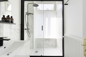 Shower, hair dryer - Spacious 3-Bedroom Stay in Mont-Dore (La Bourboule)