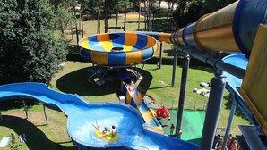 Vesipuisto, jossa on useita liukumäkiä ja suuri vesiliukumäki, jossa voi laskea putken läpi.