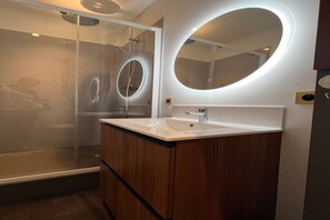 Shower, hair dryer - 2-Bedroom Apartment in Mont-Dore (Mont-Dore)
