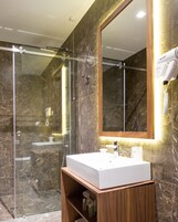 Economy Tek Büyük Yataklı Oda | Banyo | Duş, saç kurutma makinesi, terlik, havlu 