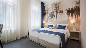 خزنة داخل الغرفة ومساحة عمل للكمبيوتر المحمول وستائر تعتيم ومكواة/لوح كي