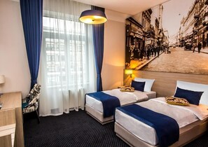 Chambre Deluxe double ou avec lits jumeaux, vue sur la ville | Coffre-fort, espace de travail pour ordinateurs portables