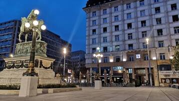 Fachada de la propiedad por la tarde o noche