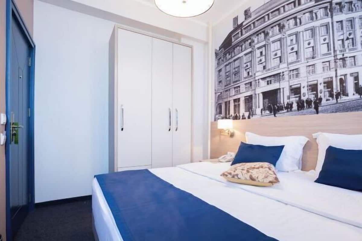 In-room safe, laptop workspace, blackout curtains