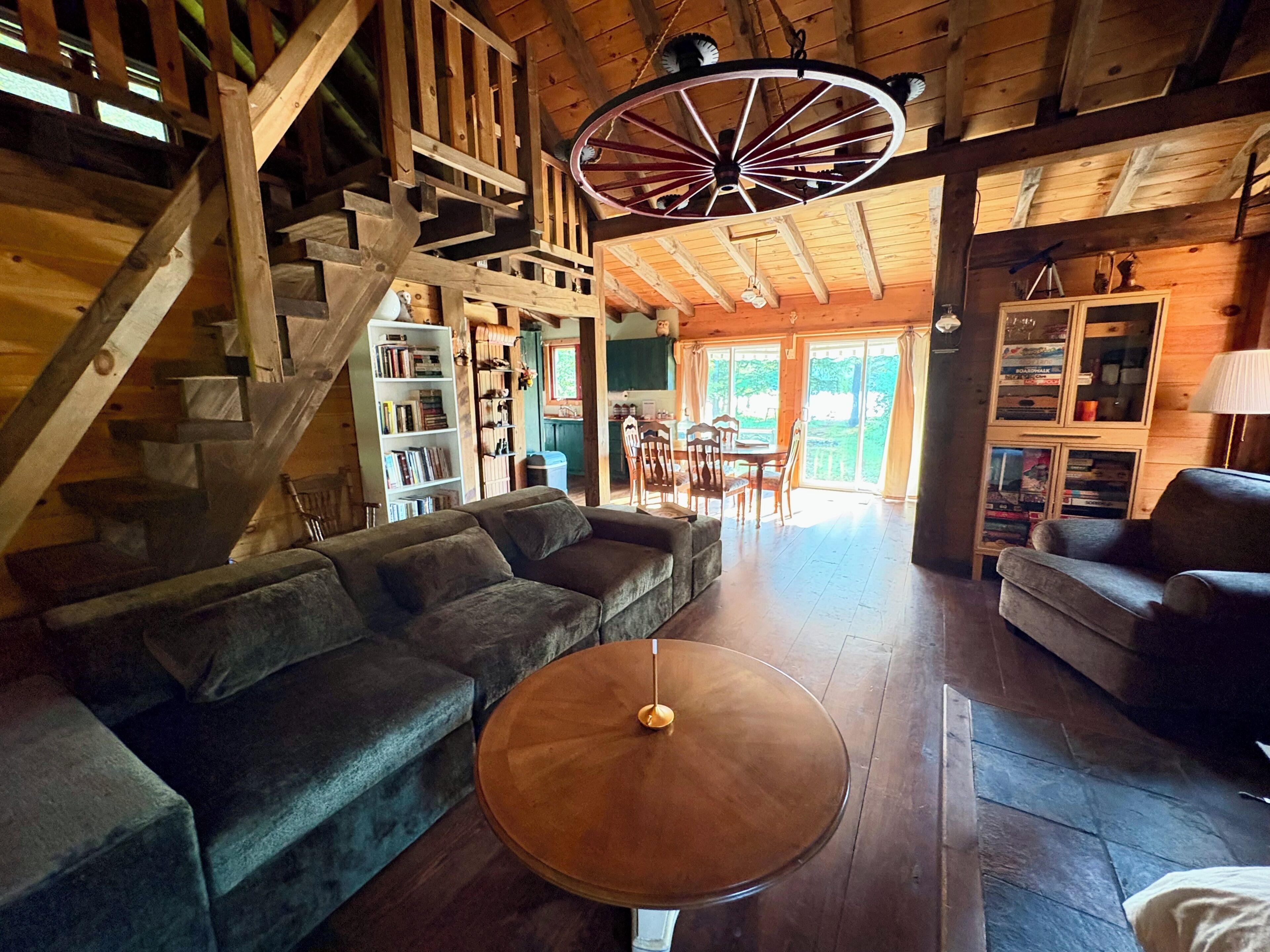 Chimenea y libros 
