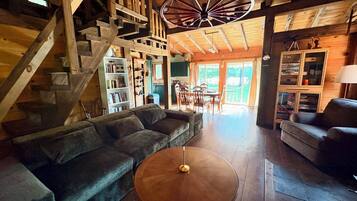 Chimenea y libros