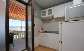 Kühlschrank, Mikrowelle, Kochgeschirr/Geschirr/Besteck
