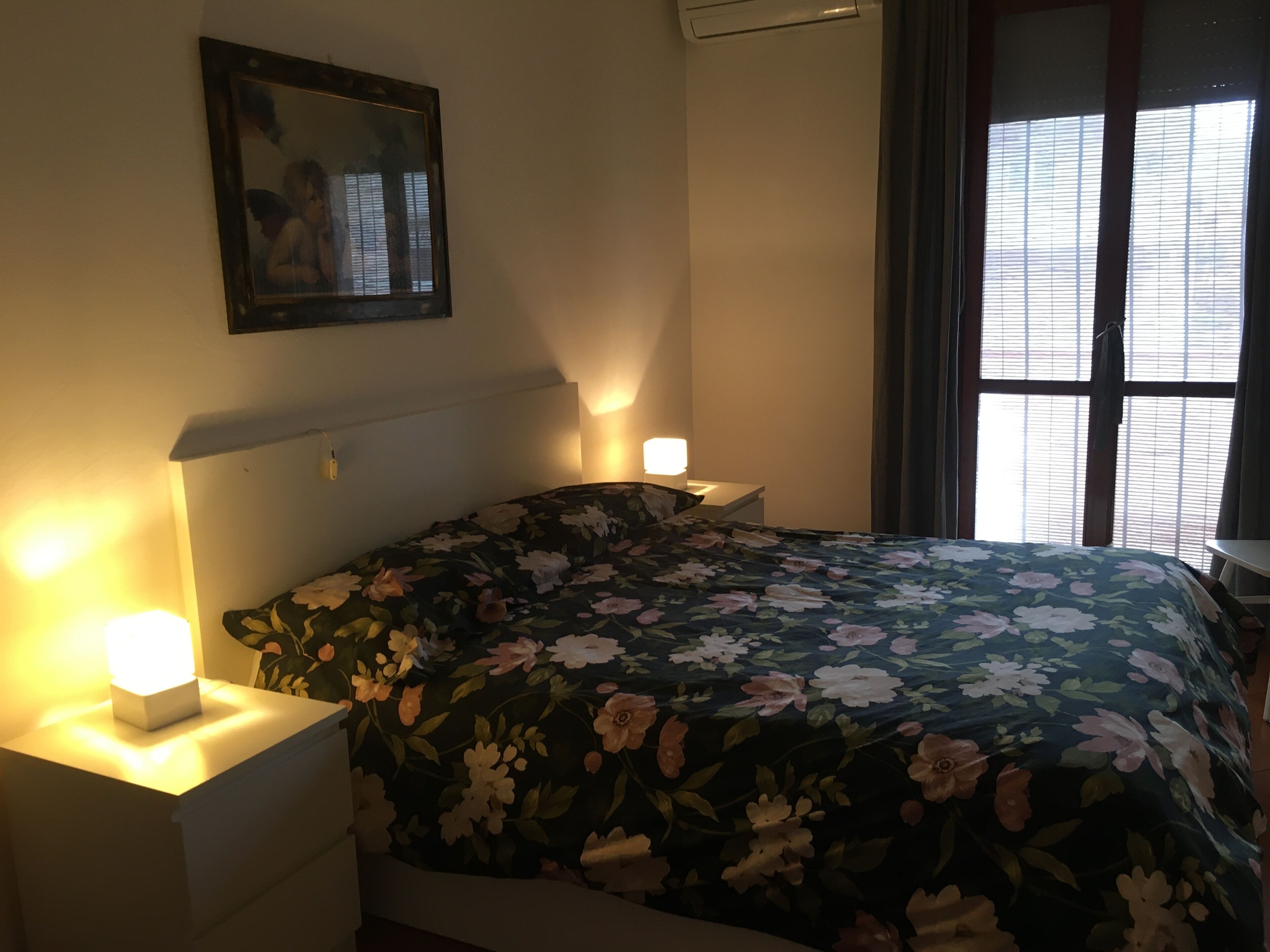 1 habitación, tabla de planchar con plancha y ropa de cama 