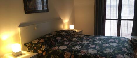 1 habitación, tabla de planchar con plancha y ropa de cama