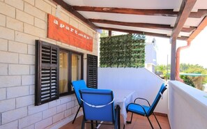 Outdoor dining - One Bedroom Apartment with Balcony (Slatine)