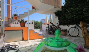 Property grounds - One Bedroom Apartment with Balcony (Slatine)