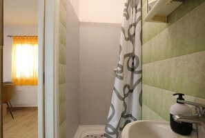 Hair dryer, towels - One Bedroom Apartment with Balcony (Slatine)