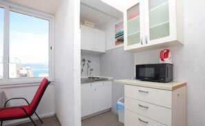 Refrigerador, microondas y utensilios de cocina 