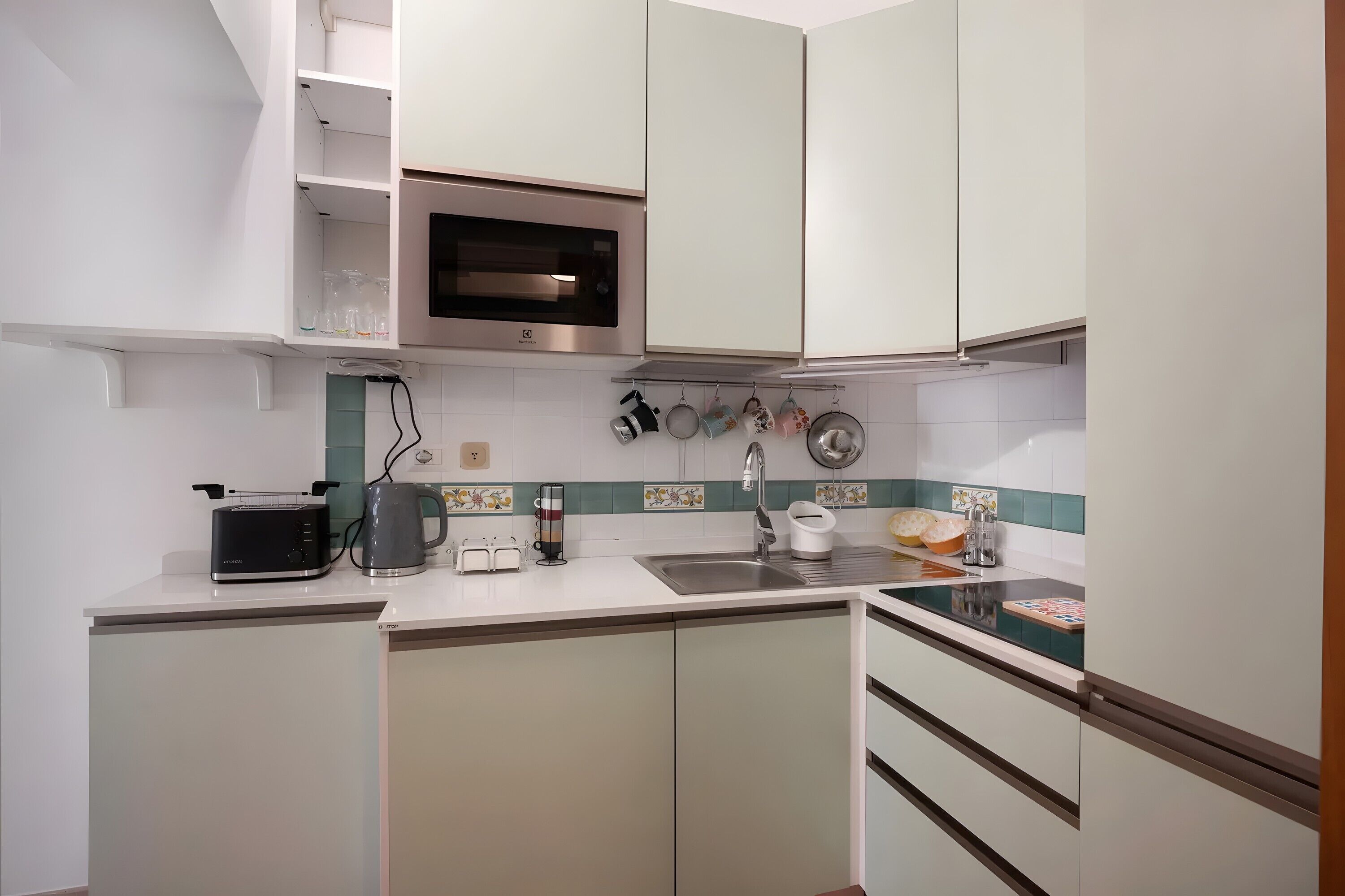 Frigorifero, microonde, piano cottura, lavastoviglie