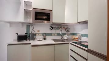 Frigorifero, microonde, piano cottura, lavastoviglie