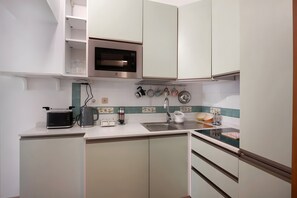 Frigorifero, microonde, piano cottura, lavastoviglie