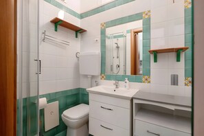 Dusche, Haartrockner, Handtücher
