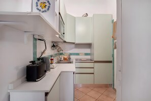 Kühlschrank, Mikrowelle, Herdplatte, Geschirrspüler