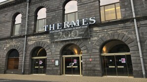 Un edificio histórico con el nombre 'THERMES' y la inscripción 'BICENTENAIRE DES THERMES DU MONT-DORÉ 1817' visible en la fachada.