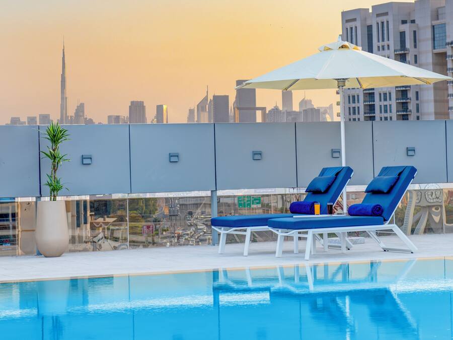 Piscina externa, funciona das 8h às 20h, guarda-sóis, espreguiçadeiras
