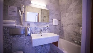 Towels - Relaxing Green Retreat in Made | Walk to Nature Trails, Golf nearby & City Sites (Made)