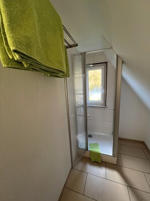 Dusch, hårtork, handdukar och tvål