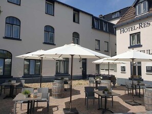 Outdoor dining - Nature Escape in Relaxing Room Near Museum aan het Vrijthof - 15 min drive (Valkenburg)