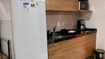 Appartement Standard | Cuisine privée | Micro-ondes, four, batterie de cuisine, vaisselle et ustensiles