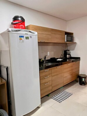 Apartemen Standar | Dapur pribadi | Microwave, oven, dan peralatan masak/sendok-piring