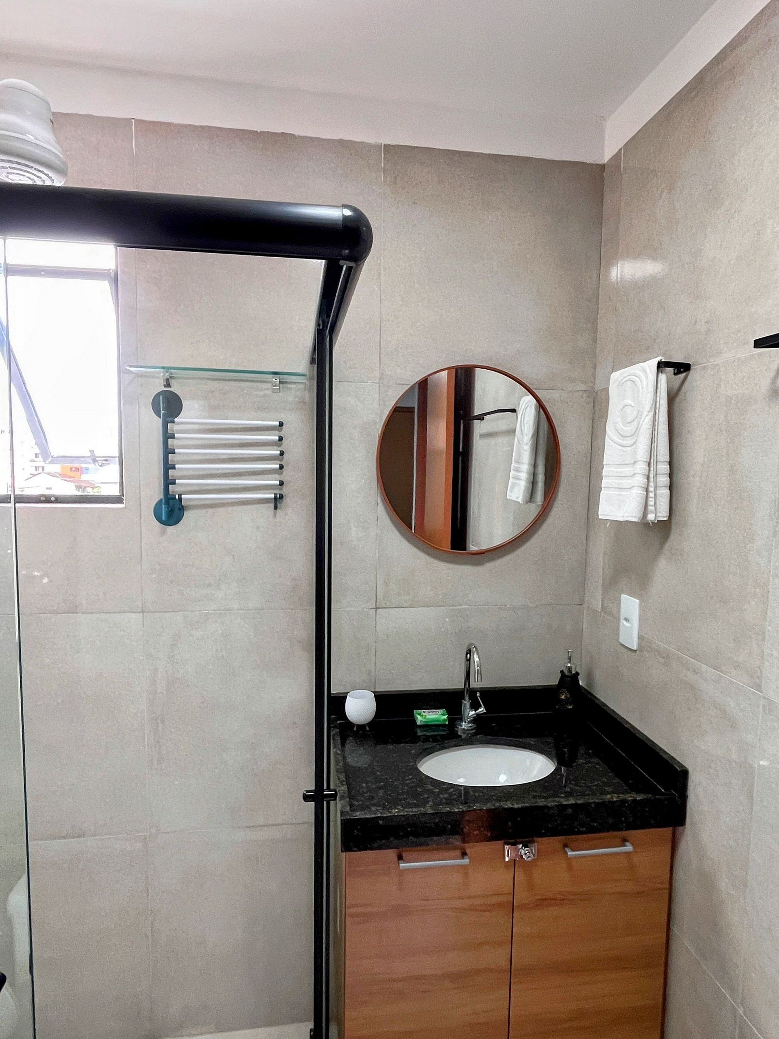 Departamento estándar | Baño | Secadora de cabello, toallas, jabón, papel de baño 