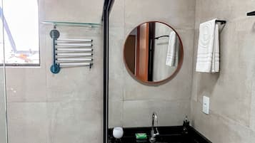 Apartemen Standar | Kamar mandi | Pengering rambut, handuk, sabun, dan tisu toilet
