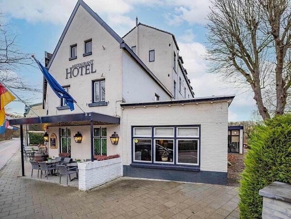 Unclassified image, 1 of 25, button