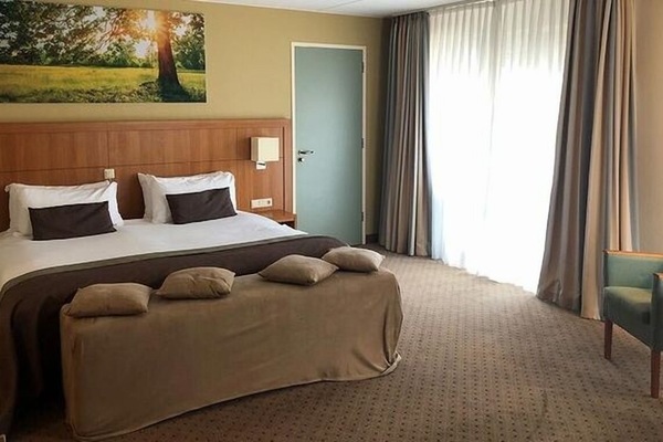 Unit with king bed. Exact unit will be assigned upon arrival. Views, colors, and decor may vary.