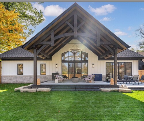 Modern farmhouse for the whole family walking distance to Lake Simcoe