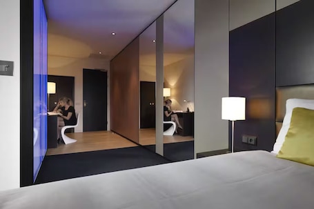 1 Schlafzimmer, Bügeleisen/Bügelbrett, kostenloses WLAN, Bettwäsche. Modern Hotel Stay Near GaiaZOO – 12 Min Drive + Stadium Pitch View