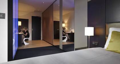 Modern Hotel Stay Near GaiaZOO â 12 Min Drive + Stadium Pitch View