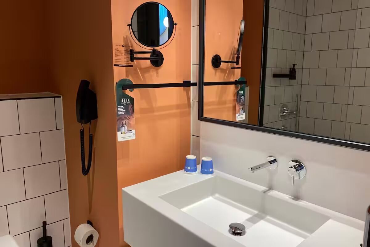 Een haardroger, handdoeken