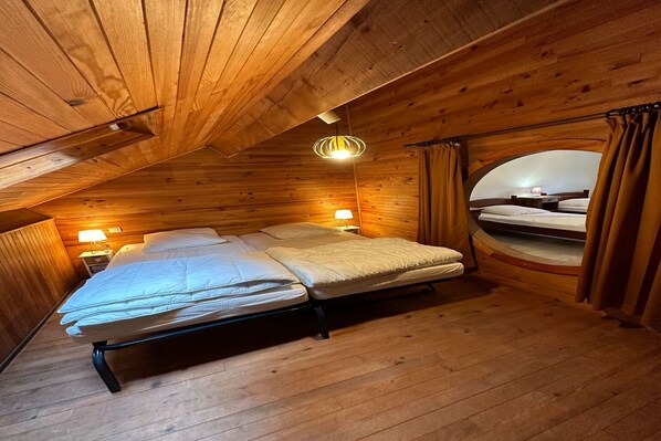 5 bedrooms, desk, iron/ironing board, free WiFi