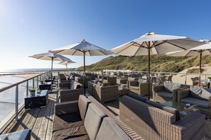 Outdoor dining - Comfort and Convenience: Outdoor Pool, Free Parking, & Outdoor Activities (Westkapelle)
