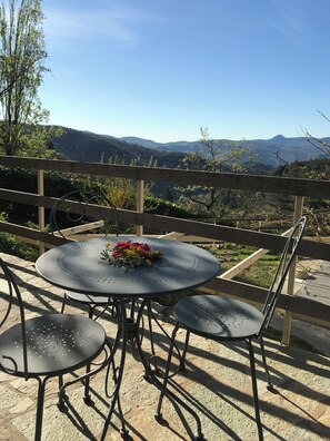 Outdoor dining - Vacation home - Gite 40m² Pleine nature Pets welcome (Arphy)