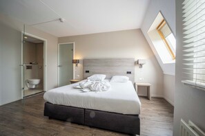 1 bedroom, iron/ironing board, free WiFi, bed sheets - Perfect Seaside Retreat: Outdoor Pool, Free Parking, Beach Access & Dining (Westkapelle)