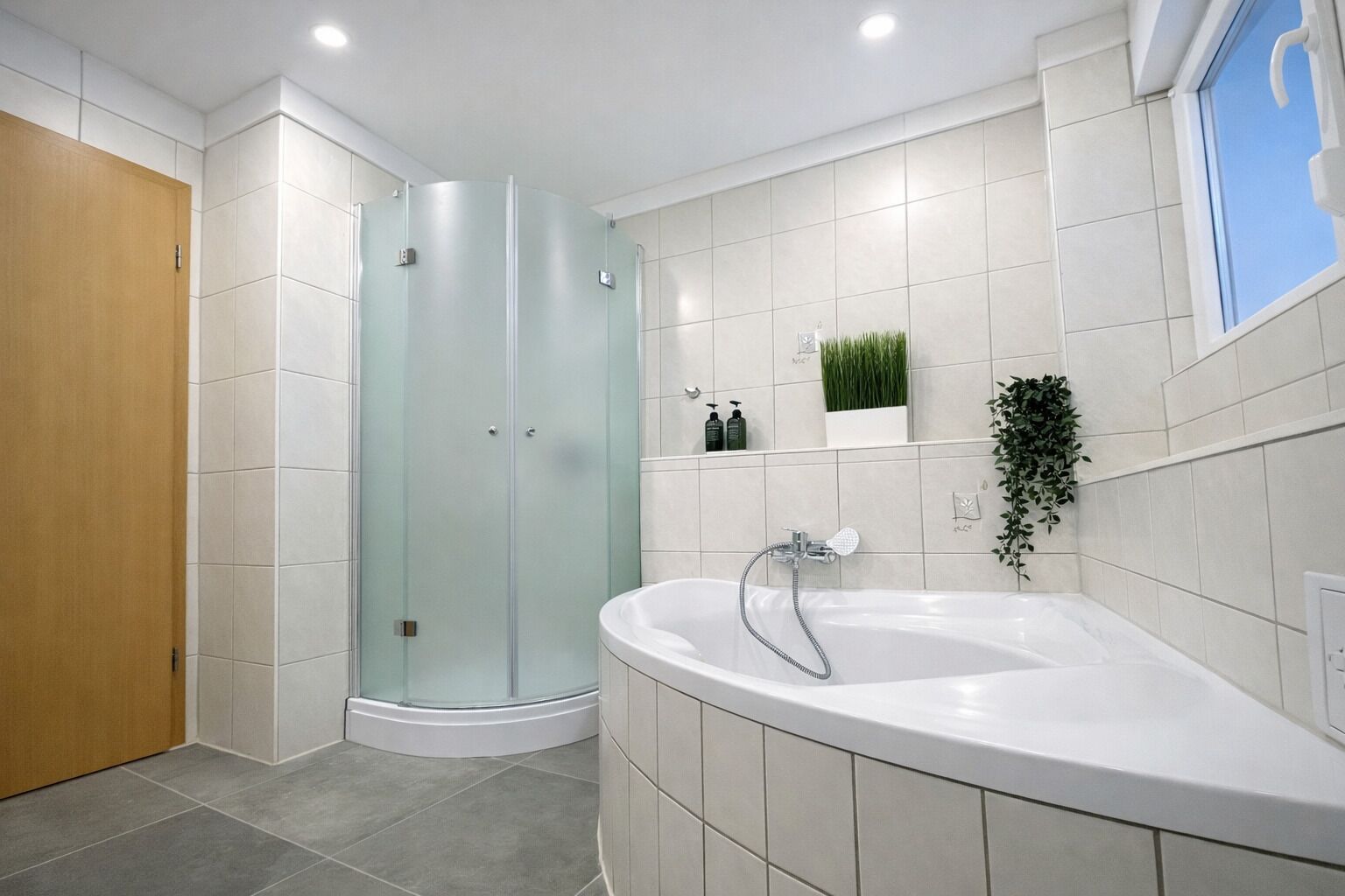 Douche, sèche-cheveux, serviettes fournies, savon