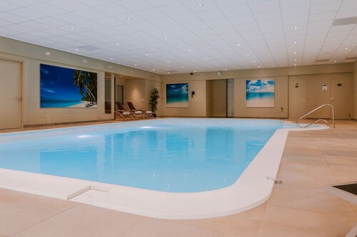Spacious Room with Balcony! Indoor Pool, Free Parking! Near Hollands Schwarzwald