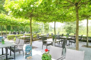 Outdoor dining - Spacious Room with Balcony! Indoor Pool, Free Parking! Near Hollands Schwarzwald (Rijssen)