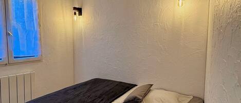 1 chambre, fer et planche à repasser, accès Internet, draps fournis