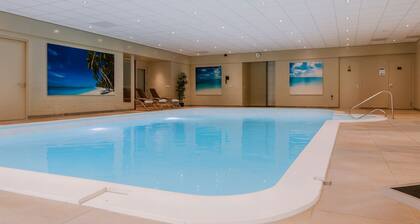 Hillside Comfort in a Green, Quiet Setting! Indoor Pool, Parking!