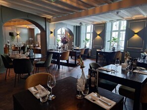 Dining - Stay in Scenic Thorn – Beautiful Dutch Room Steps from Culture, Dining & Trails (Thorn)