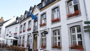 A white building with multiple windows, some with flower boxes, and a sign indicating a restaurant. - Peaceful Stay in Thorn – Explore Cobblestone Streets, Historic Buildings (Thorn)