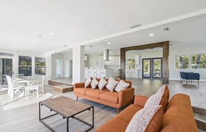 TV - Lakefront Luxury w/ Private Dock + Sunrises (Orlando)